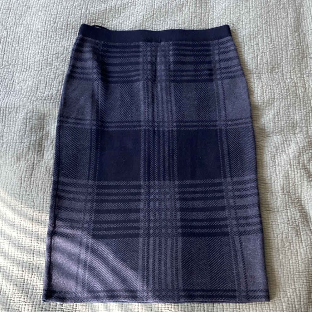 Plaid knitted skirt.